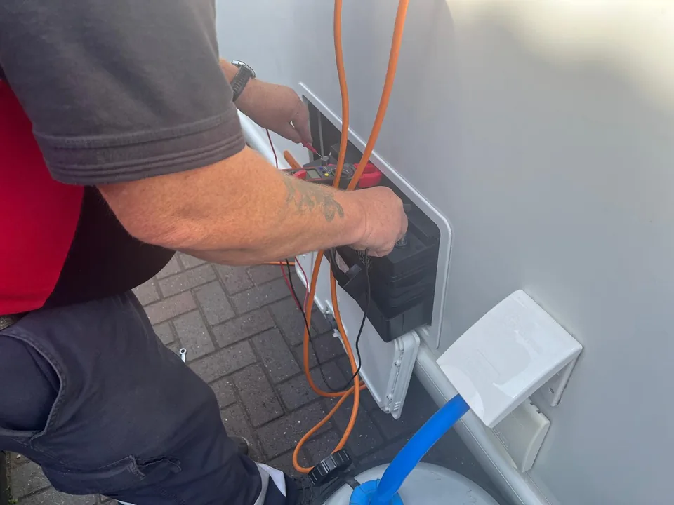 Caravan battery testing during a mobile service